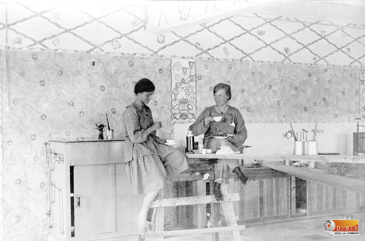 Konstnärerna Ruut och Ankarsvärd i en kaffepaus, de var mycket moderna och frimodiga år 1916, förutom att man rökte cigaretter, gäckade man sjöfolket med att bada nakna bland dem nere vid bryggorna.
Termosflaskan på bänken hur modern var den 1916.
