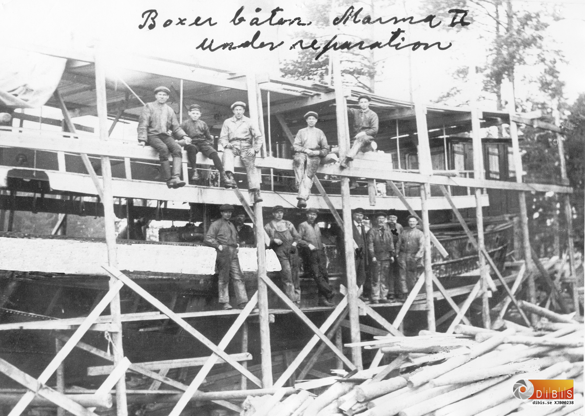 Marma II under reparation. På övre raden ser vi som nummer tre fr v Ivar Rehn och som nummer fyra Birger Tranberg. På nedre raden är de tre längst till höger Karl F Spansk, Johan Israelsson dä och Gabriel Helsing.