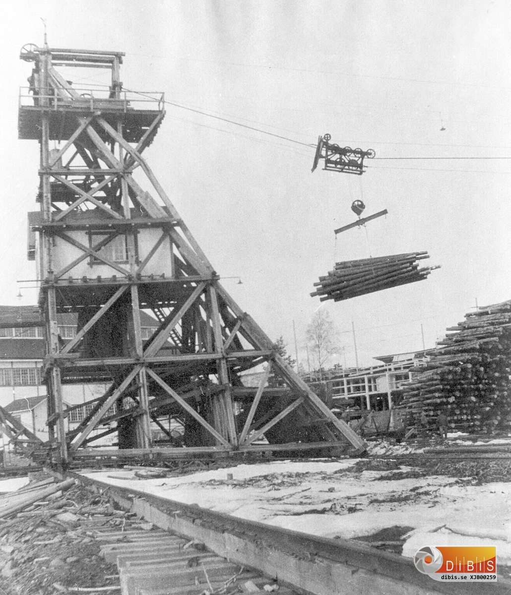 Den första kabelkranen vid sågverket byggdes 1917 och var gjord av trä.