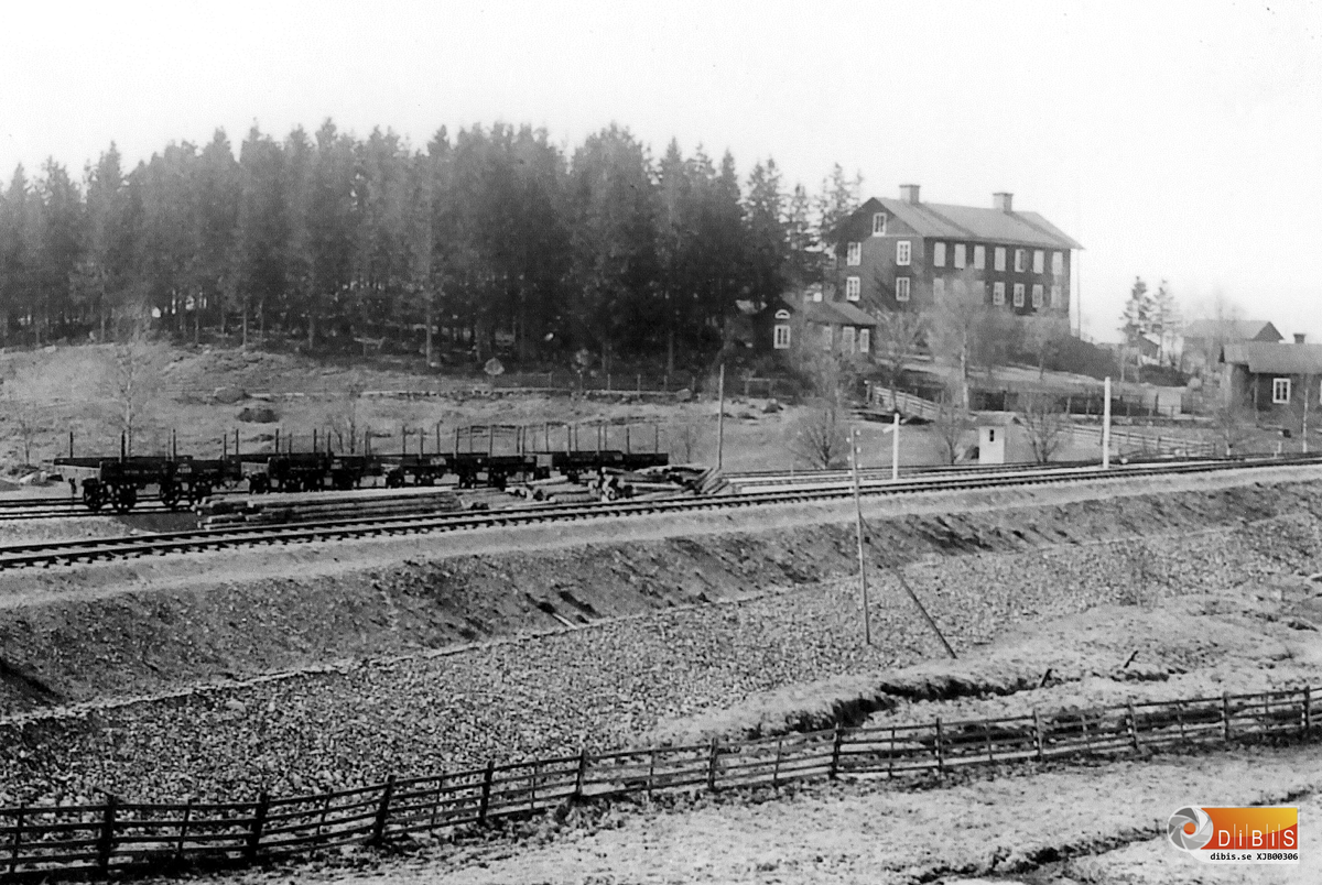 En bild från omkring 1920,  Vi ser den brukskasern som kom att stå närmast vägen mellan järnvägsbron och "bommarna" som byggdes 1927. Tll vänster om kasernen står villa Grethem som revs vid vägbygget och längst till höger ser vi Grindstugan eller skomakarstugan som den också kallades.
Snart skall en fabrik byggas i bakgrunden och en tvättinrättning med badhus.
Idag 2008 tronar Rosa Pantern mitt på bilden
och Marma Ventil AB till höger om den.