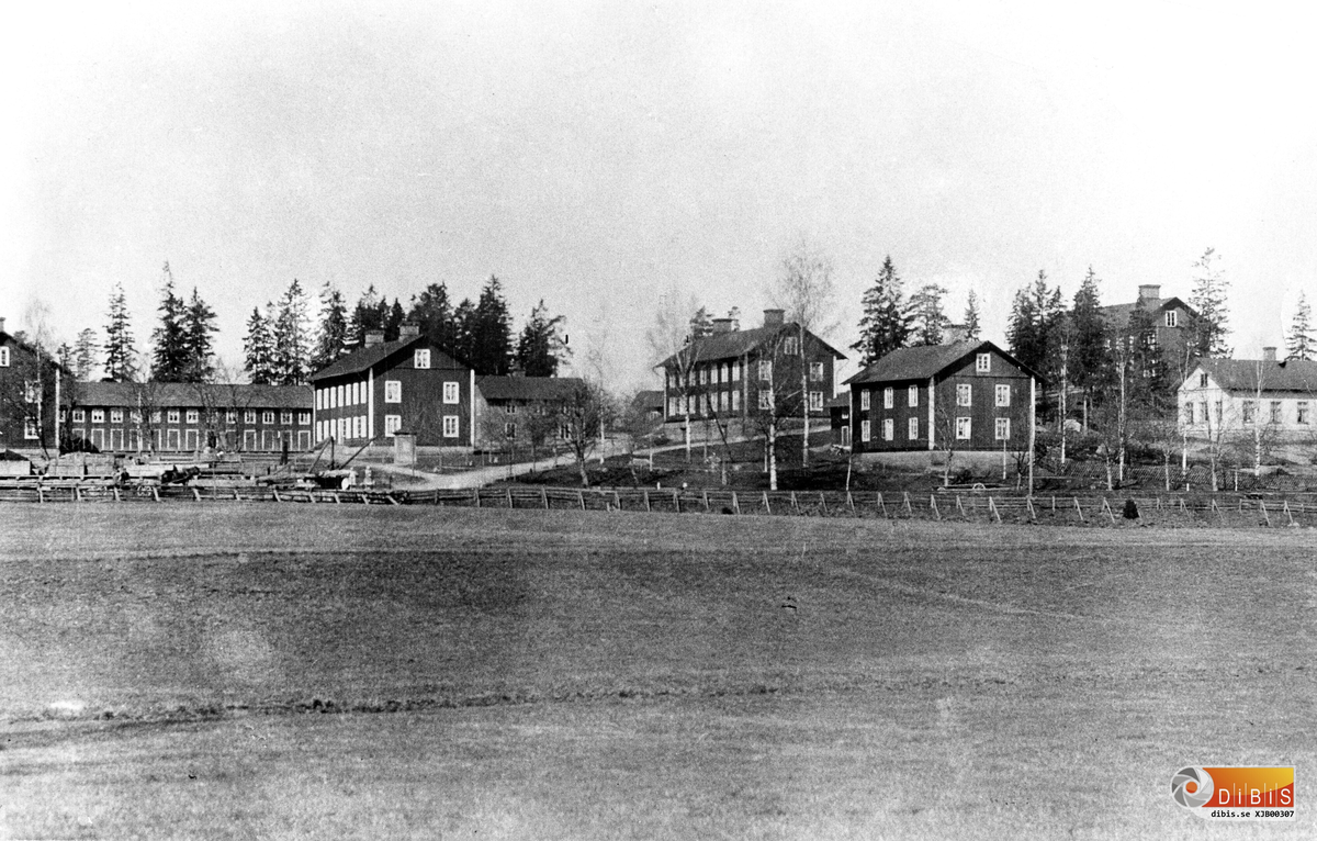 Bruket, med bryggstugan och som blev sågens snickarverkstad i bakgrunden. Längst till höger huset som var samhällets första småskola.