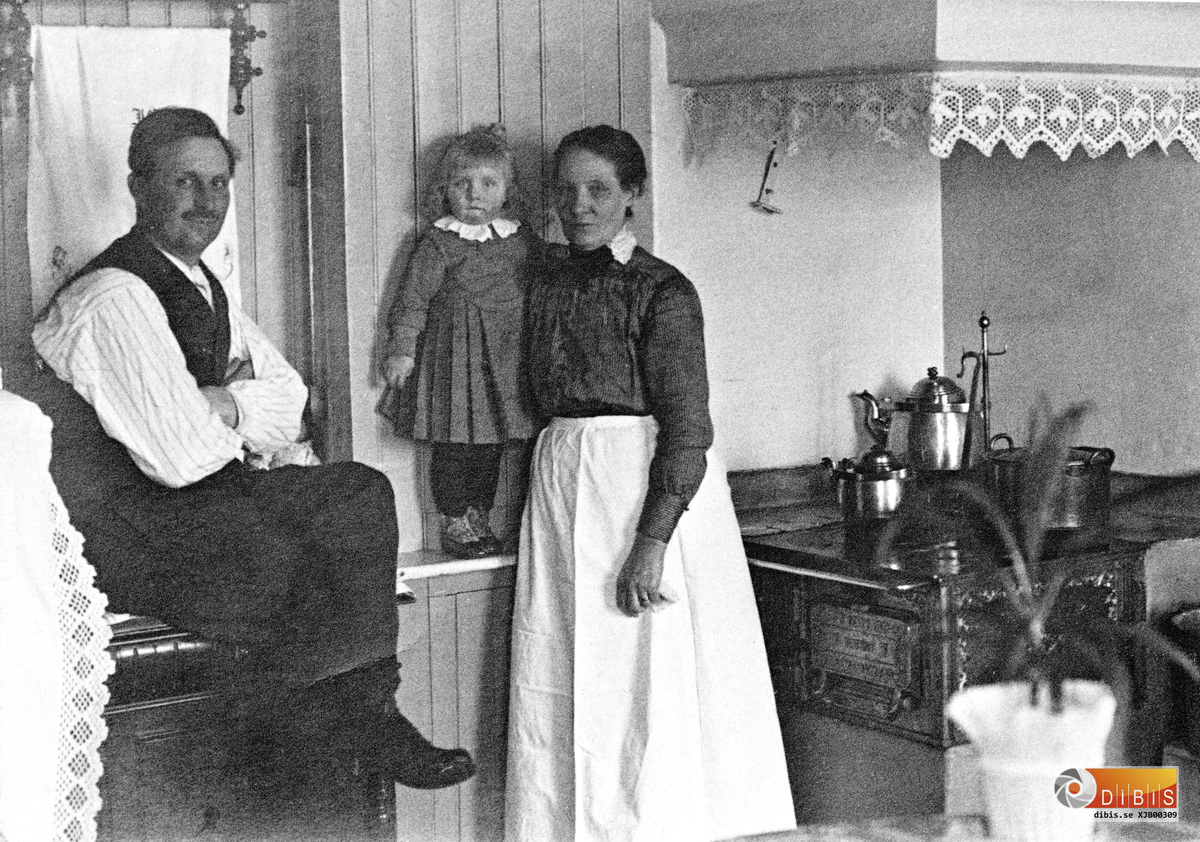 Ett arbetarkök på Bruket. Kortet taget på 1920-talet vi ser Edvard Östlund med fru Ida och dotterdottern Svea-Britt