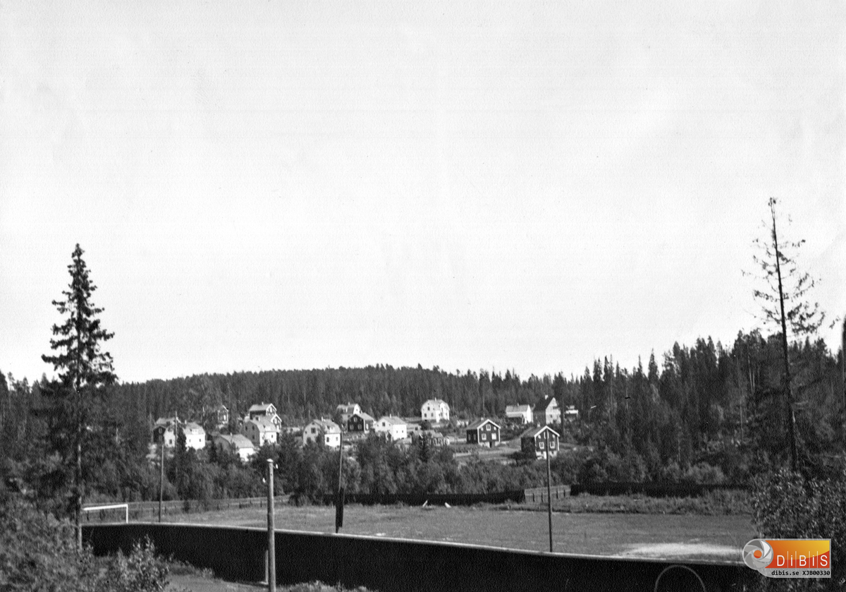Fotbollsplanen anlades från början 1905. 1928 återkom man och gjorde på nytt en fotbollsplan här när den så kallade "Negerstadion" på gamla kolningen blev fabriksområde.
Ett mäktigt både högt och långt kantade planen man kan undra hur mycket virke som gick åt till det staketet.
Egnahemssamhället Lötgärdet byggdes upp de första åren på 1930-talet.