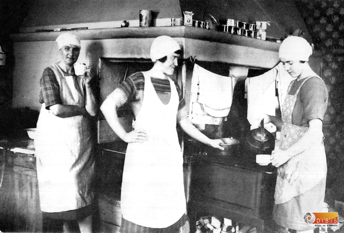 Damer i kök, fr v; Bricken Magnusson, Stina Jonsson och okänd. Möjligen tillhörde de kökspersonalen på mässen vid fabriksbygget 1927-28.