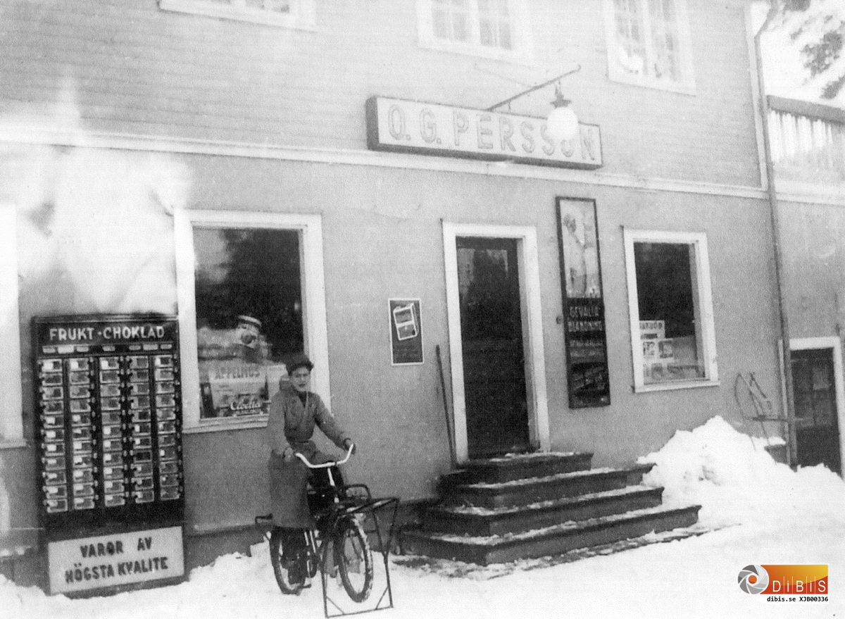 Köpmannen Fredrik Westlund uppförde denna affär i samband med fabriksbygget 1927-28 överlät den sedan till sin brorson Martin Westlund som säljer den till O G Persson vars fru Elin sitter på ”schascykeln”. Efter honom följer flera affärsmän tills Sven Eriksson från Askesta tar över han blir den siste i denna affär. Den 19m maj 1952 brinner fastigheten ned.