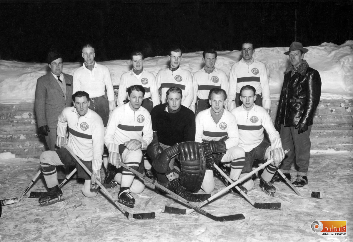 Ishockey upptogs 1947 på Marma IF:s program.
Hockeylaget i begynnelsen. Stående fr v; C-O Halvarsson, Kalle Brolin, Willy Åkerlind, Arnold Åkerlind, Tore Hurtig, Uno Florén, Gotthard Westerlund. Knäst fr v; Harlad Jonsson, Sten Svensson, ”Iffe” Hansson, Gunnar Bengtsson och  Bertil Svensson.