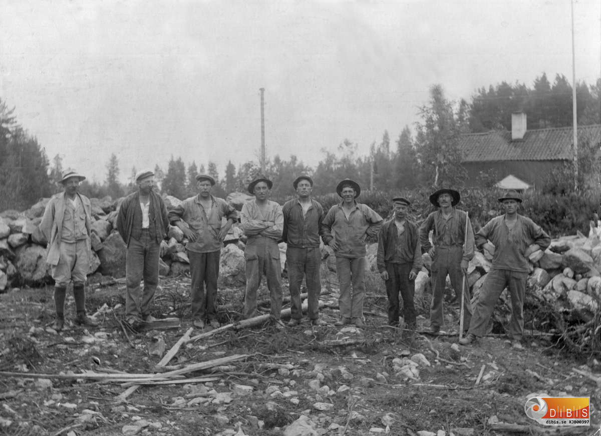 Åren 1927-28 uppförs bolagskasernerna på Berget. Ett stort arbete var att planera marken för dessa kaserner efter bergssluttningen. Byggmästare Lars Erik Jonsson  hade en dag fotografen John Bengtsson med ut till de olika arbetslagen. Jonsson är med på alla korten medan det är olika gubbar på  korten. Lägg märke till vad det var för verktyg som gällde spett, korp, spade kärror med järnhjul och stubbrytare.