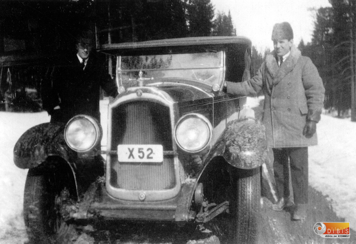 Johan Israelssons personbil X 52 och kallades därför för kortleken, här med sonen Isidor Hedlund som chaufför.