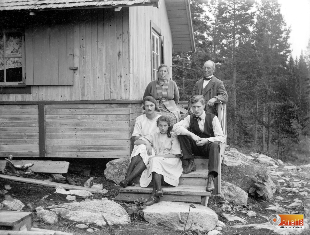 Familjen Bengtsson vid Israelssons sommarstuga.