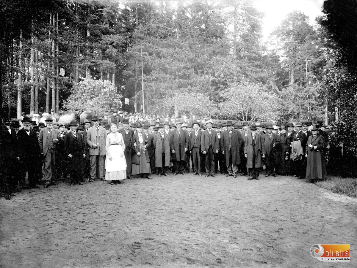 Kortet taget vid 70-års jubileumsfestligheterna 1923 vi herrgården. Damen i vitt är Maja Nyman syster till fru Düberg vars man var disponent för sågverket vid den tiden.