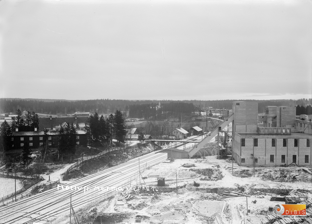 Vy från kabelkrans pendeltorn med den ny uppförda massafabriken till höger. Den utökade bangården vid järnvägen i mitten och med Stenbacka, stationsområdet, Valhalla och missionskyrkan i bakgrunden till vänster.