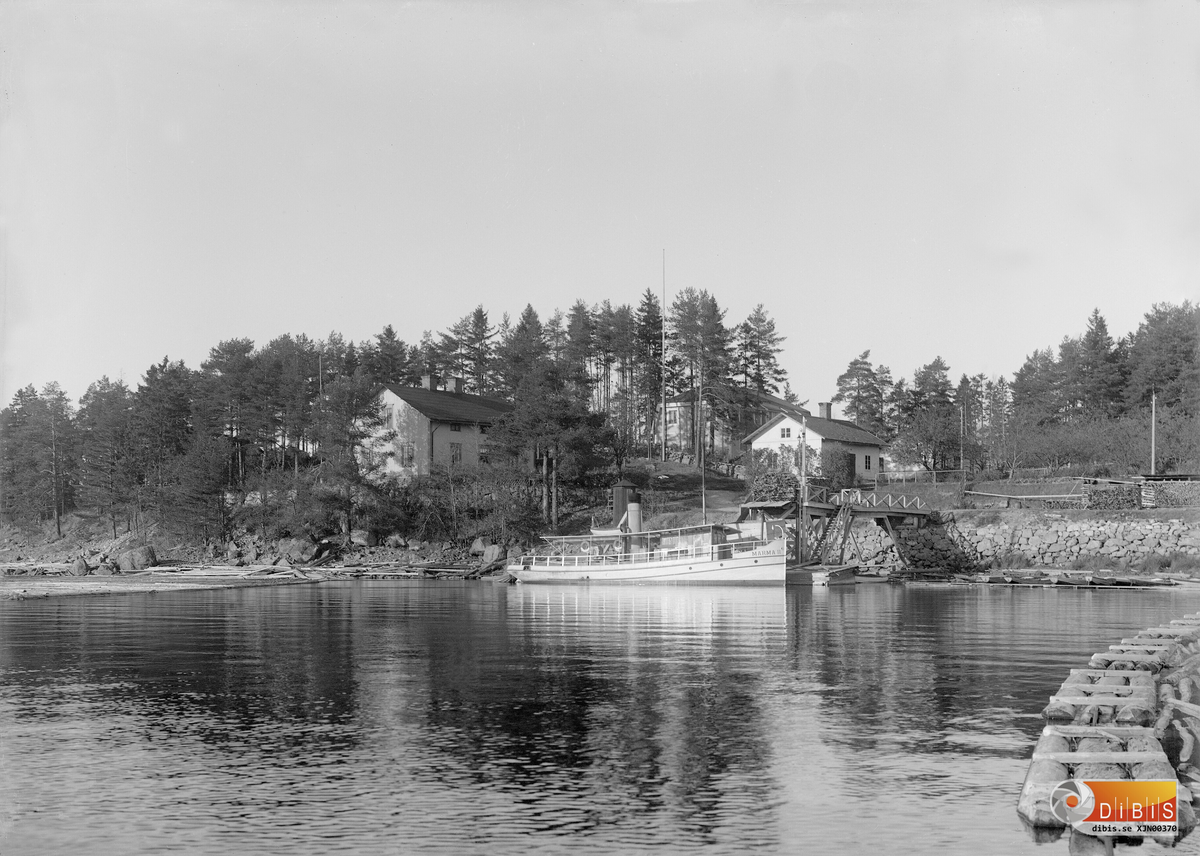 Marma II vid sin kajnedanför gamla smedjan och faktorLövgrens bostad. 1927 kommer fabrikens pumpstation att byggas där båten ligger.