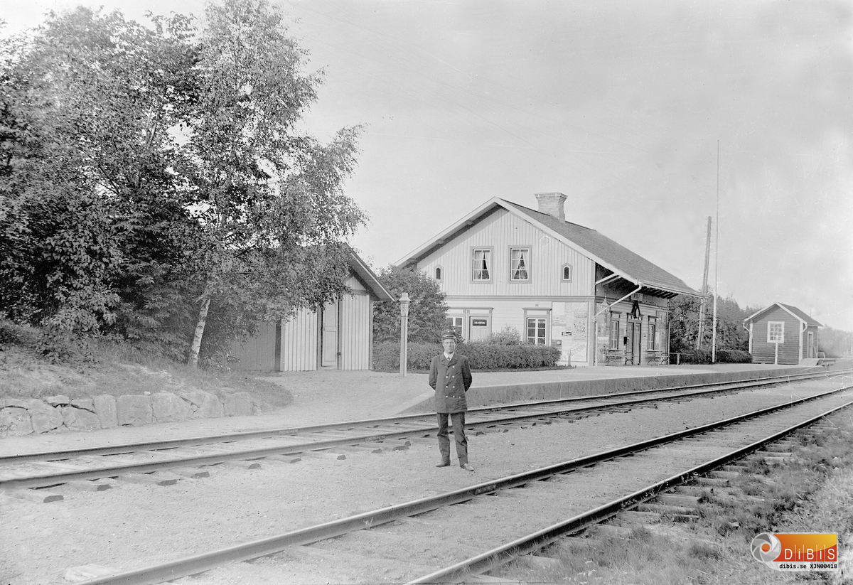 Järnvägsstation utan namn, men likanar väldigt mycket stationen här i Marmaverken. 1921 bytte orten och stationen namn från Myssje  till Marmaverken. Det kan ha vait då som John tog detta kort för det är före 1927.