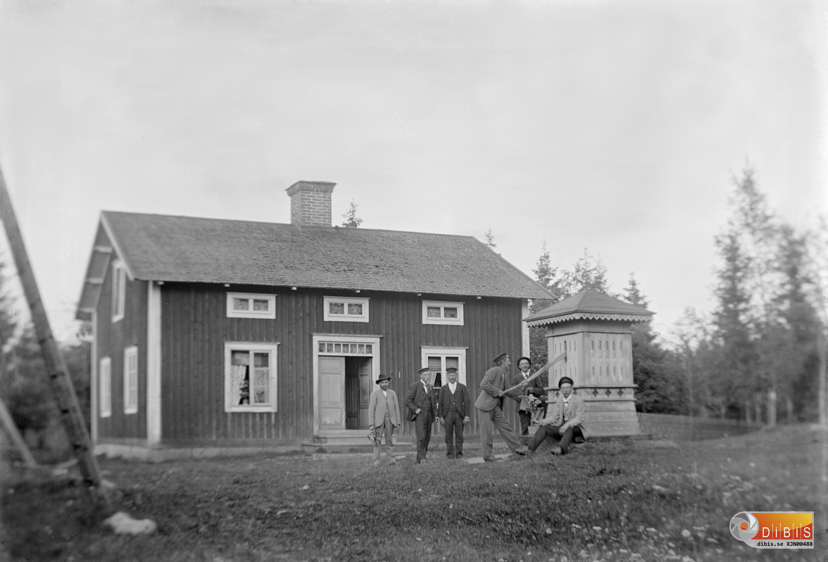 "Hurtigs på Berget. Fastigheten ligger vid foten av Vallahallaberget till höger nedanför före detta missionskyrkan.