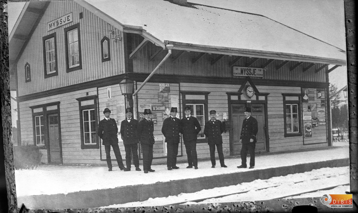 Järnvägspersonalen framför stationshuset medan den ännu Myssje dvs före 1921.