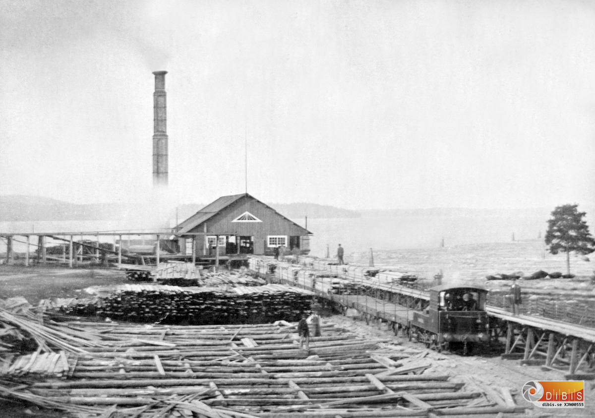 Fotoarbete av John B på annan fotografs bild.
Marma sågverk av 1855 års modell kortet taget från bangården sedan järnvägen kommit till dvs efter 1861 men före 1872.