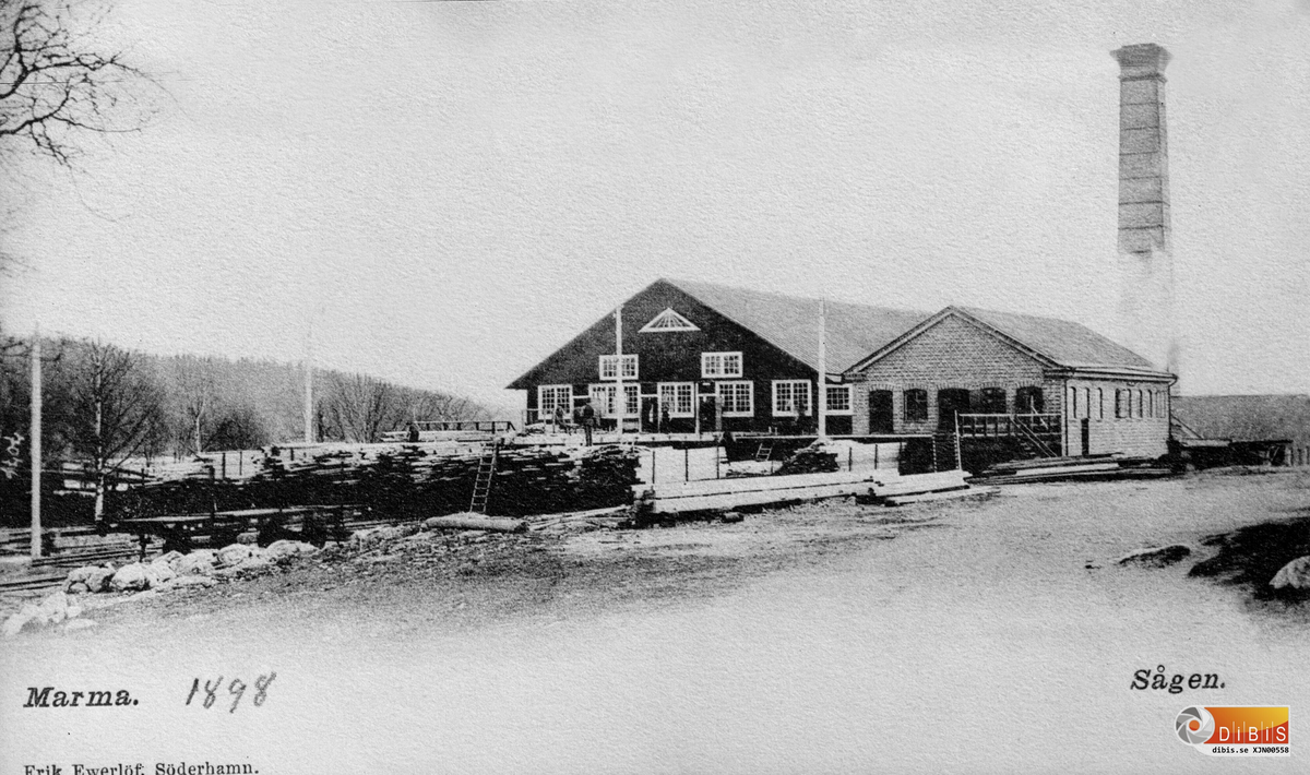 Fotoarbete av John B på fotograf Ewerlöfs bild.
Bilden beskriver sågverket efter utbyggnaden år 1898.