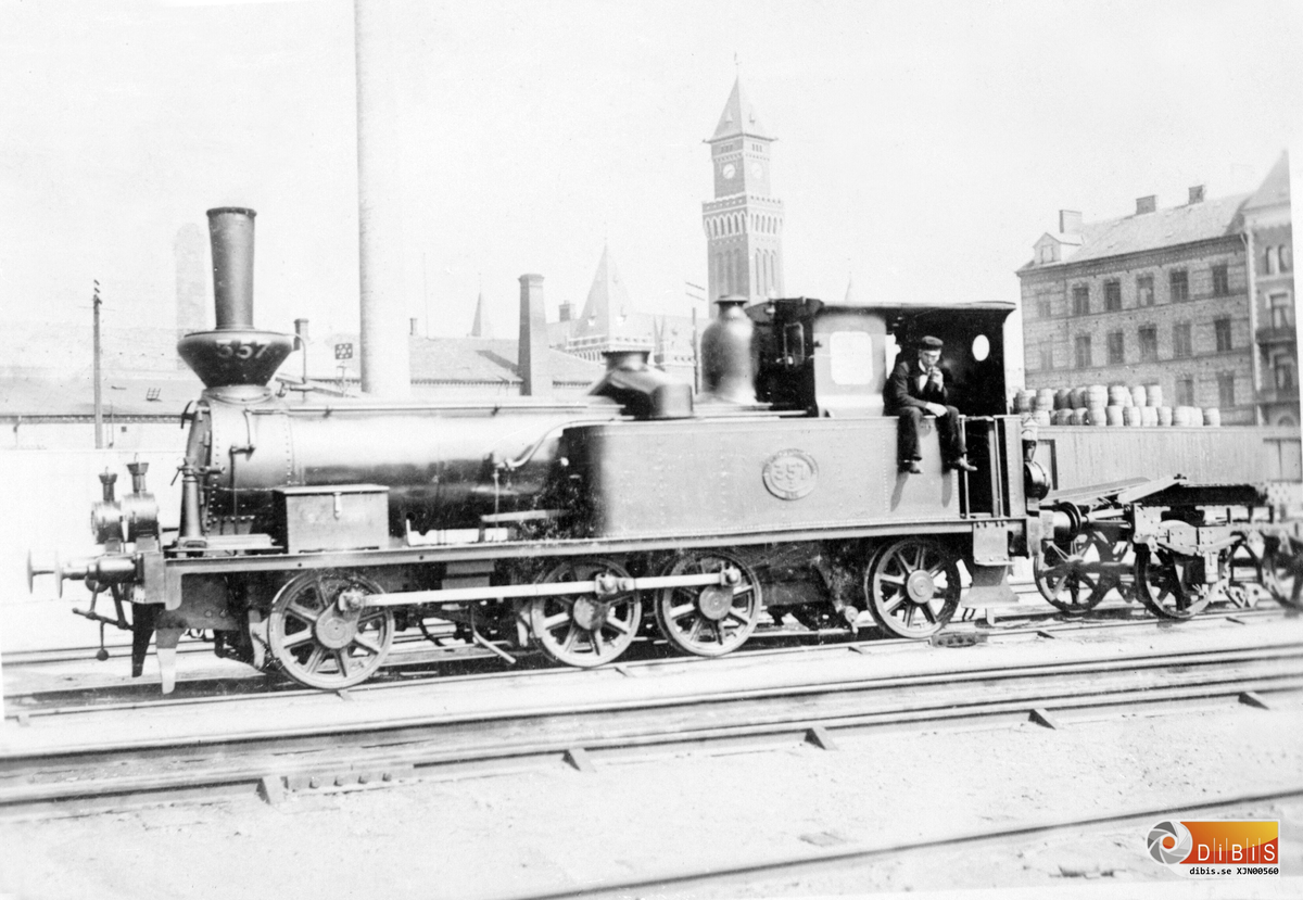 Fotoarbete av John B av annan fotografs bild.
Detta lokomotiv var ett av de sista som gick efter Söderhamnsbanan innan SJ tog över 1885. Det var tillverkat 1874 och ombyggdes från smalspår till normalspår 1887 i Malmö där bilden är tagen.
