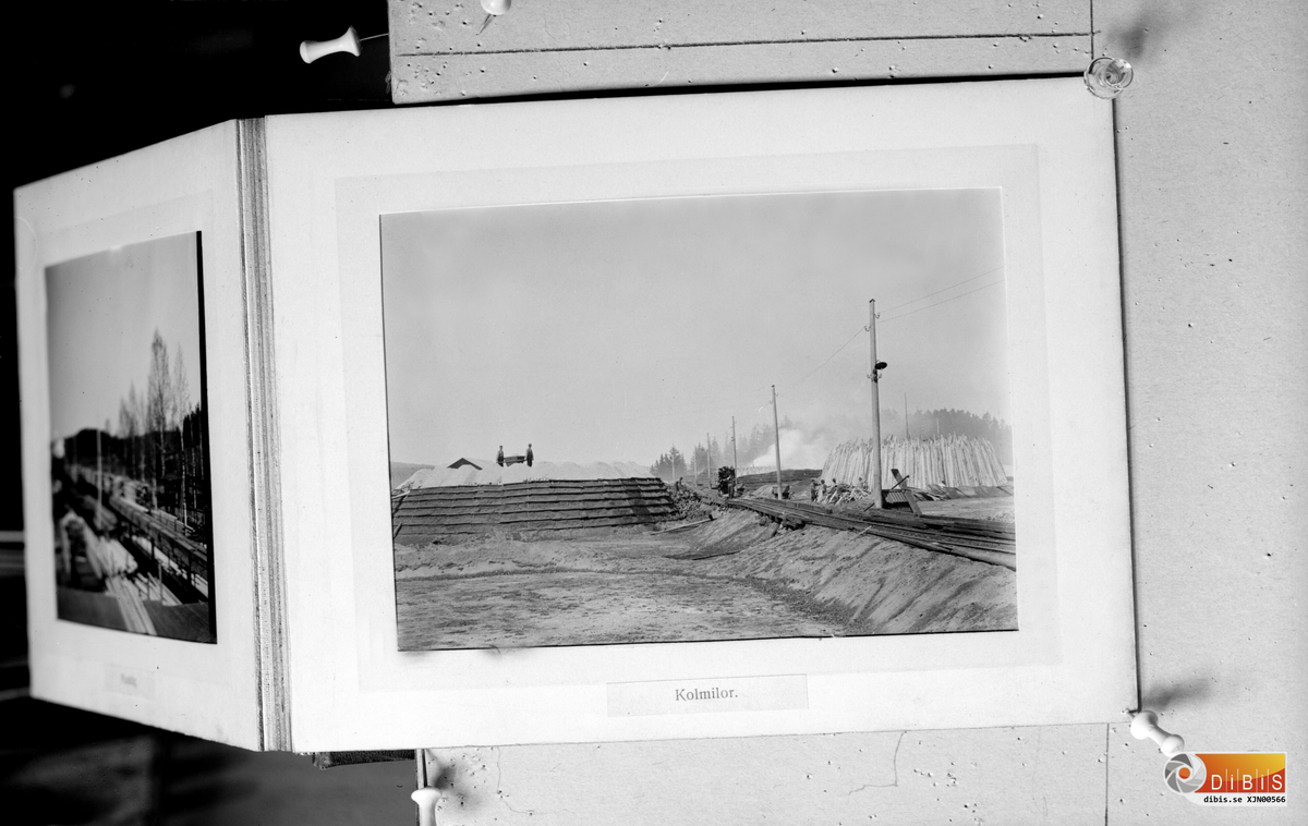 Fotoarbete av John B på annan fotografs bild.
Arbete med täckning av mila med spån och dylikt.
Kolningsmaterialet, bakar och ribb kördes upp med tralla från sågen till kolningsområdet. Ett arbete som gjordes mestadels av skolpojkar och något äldre det var deras första jobb innan man fick mer avanserade arbeten i sågverkshierarkin.