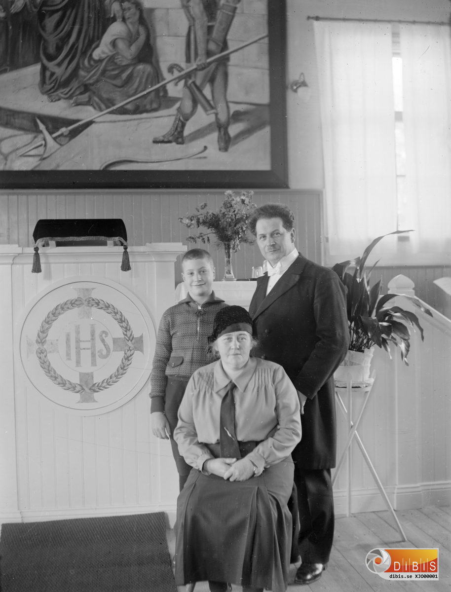 Stående från v.änster Sven Erik Johansson. Med föräldrar  Pastor Hjalmar Johansson och Beda Johansson.