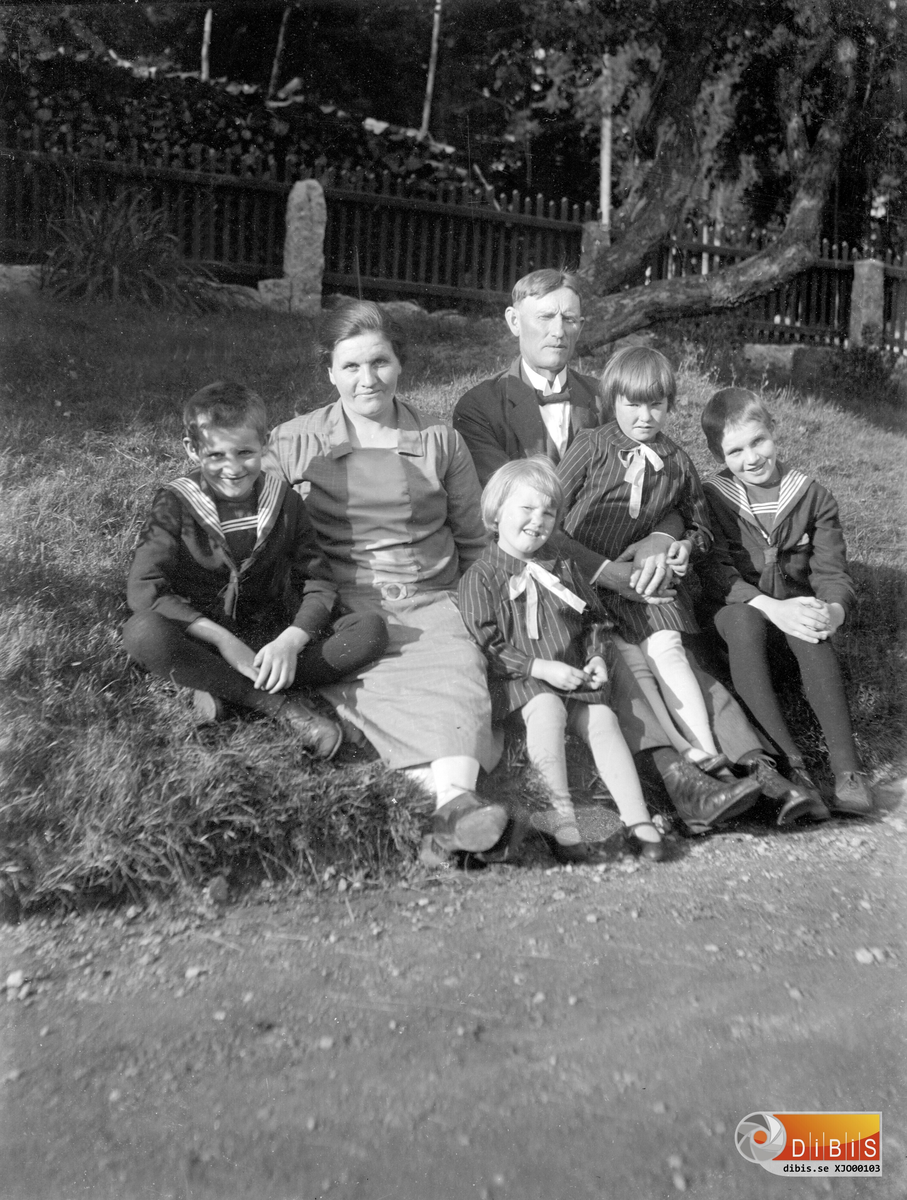Fr v bak: Sigfrid Olsson, Anna Olsson (född Anna Larsson) och Per Olsson.
Fr v fram: Alice Olsson, Rut Olsson och Algot Olsson.