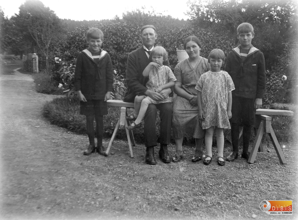 Fr v. Sigfrid Olsson, Per Olsson, Alice Olsson (sittande i knä), Anna Olsson (född Anna Larsson), Rut Olsson och Algot Olsson.