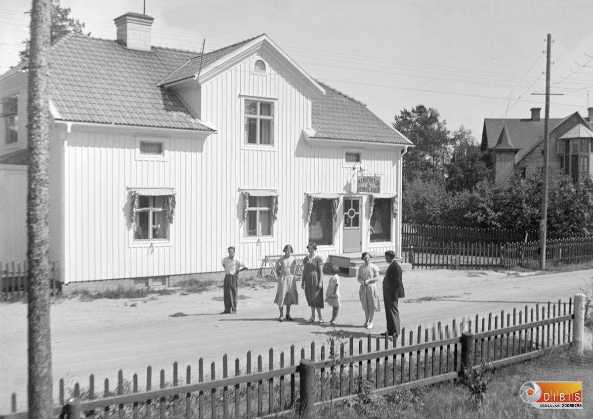 Adolf Olssons manufakturaffär i Mohed. Fredins Cafe i bakgrunden.