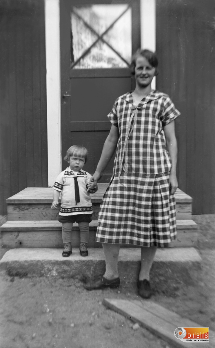 Elin Olsson med sonen Olle Olsson, Näcktjärn
