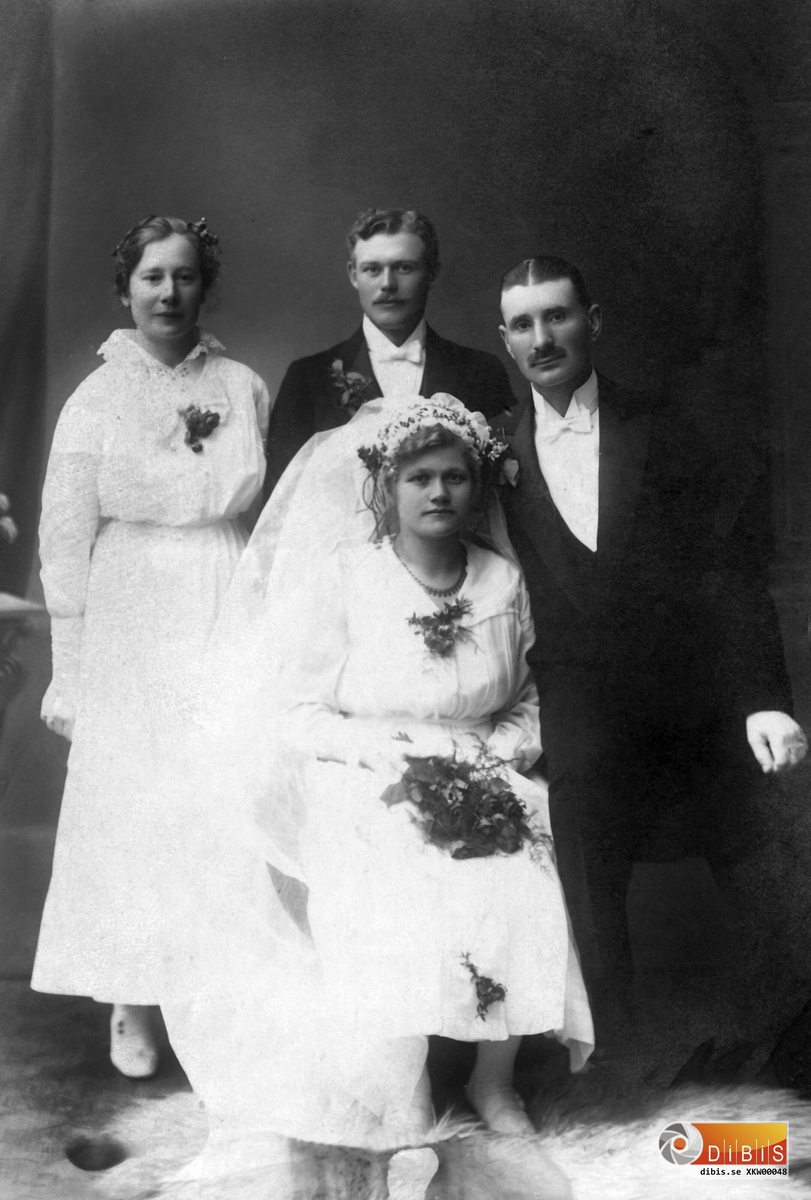 Brudparet är Hulda Sten och Rickard Sten
Tärnan är Maria Hedström (född Maria Sten) och Tycko Hedström är marsalk.
Platsen är Ljusne