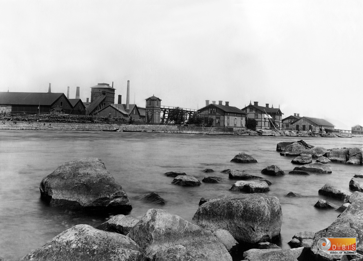 Norra Järnverket  och bostadshus på Holmen i Ljusne vid Ljusnans mynning