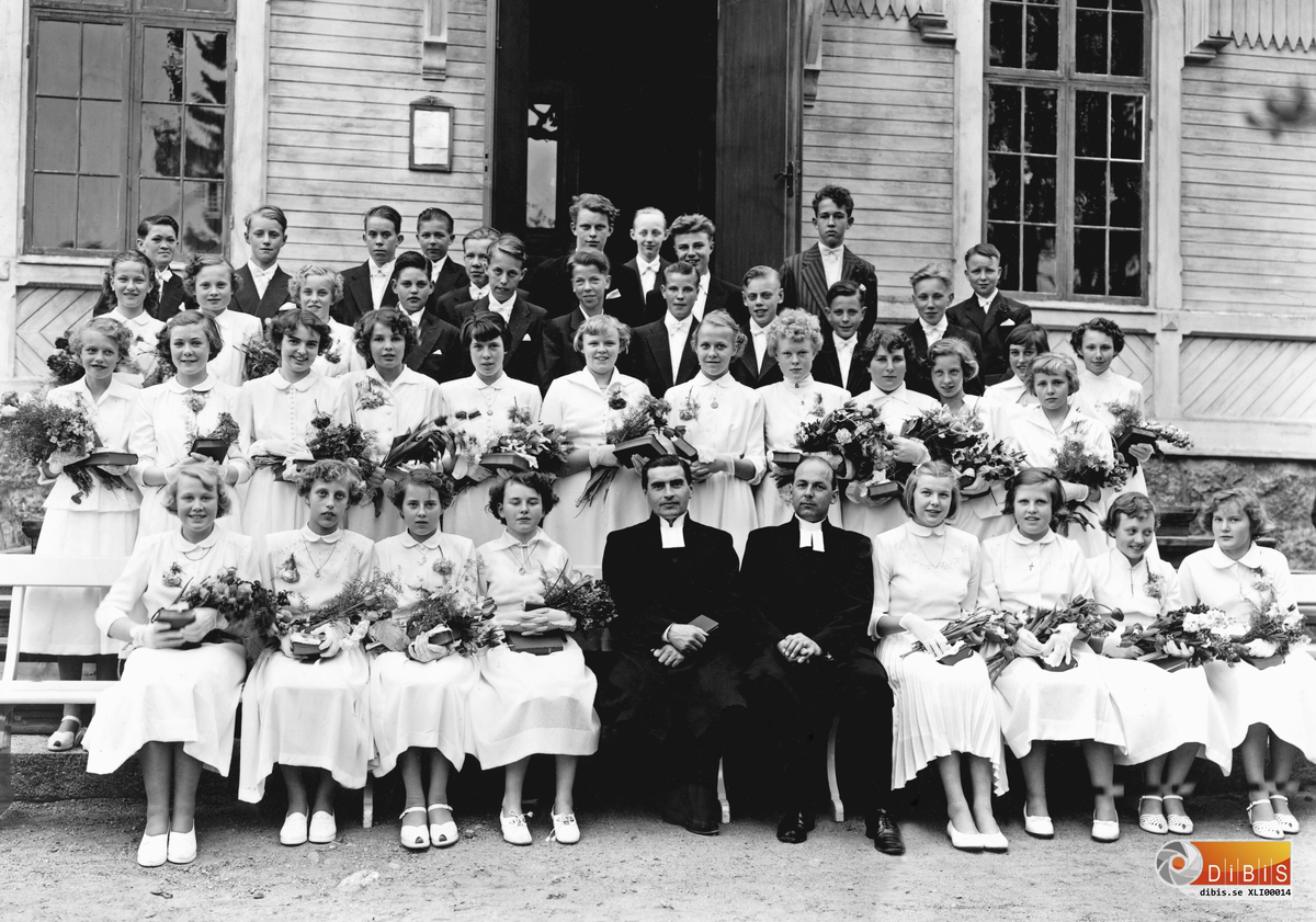 Konfirmation i Ljusne Kyrka 23 maj 1953.

Främre raden från vänster:
1.  Birgit Dragon
2.  Britta Karlsson
3.  Ulla Sundström,
4.  Ann-Marie Rönn
5.  Prästen Erik Myrgren
6.  Präst till höger Vallviksprästen okänd
7. okänd
8. okänd
9. okänd
10.okänd

Andra raden till vänster:
1.  Mainy Sörling
2.  okänd
3.  Anne-Marie Sandqvist
4.  Siv Söderman
5.  Gerd Cahlman
6.  Siv Nordahl
7.  Birgitta Andersson
8.  Ann-Sofi Nordahl
9.  Kerstin Nordahl
10. okänd
11. okänd
12. okänd
13. Ebba Kjällström

Tredje raden från vänster:
1.  Inger Carlsson
2.  Mirja Svensson
3.  Maj-Britt Engberg
4.  Olle Larsson
5.  Bertil Melin
6.  Göte Gustavsson
7.  Bo Ekblad
8.  Sören Lindgren
9.   okänd
10. okänd,
11. Deverud ?

Bakre raden från vänster:
1 . Karl-Gunnar Granlund
2.  Rolf Laurell
3.  Ingvar Hedberg
4.  Alf Lindeberg, delvis skymd:
5.  Gunnar Karlberg
6.  okänd
7.  Bengt-Olof Forslund
8.  Kaj Berglund
9.  okänd

Dom okända konfirmerades i Wallvik.