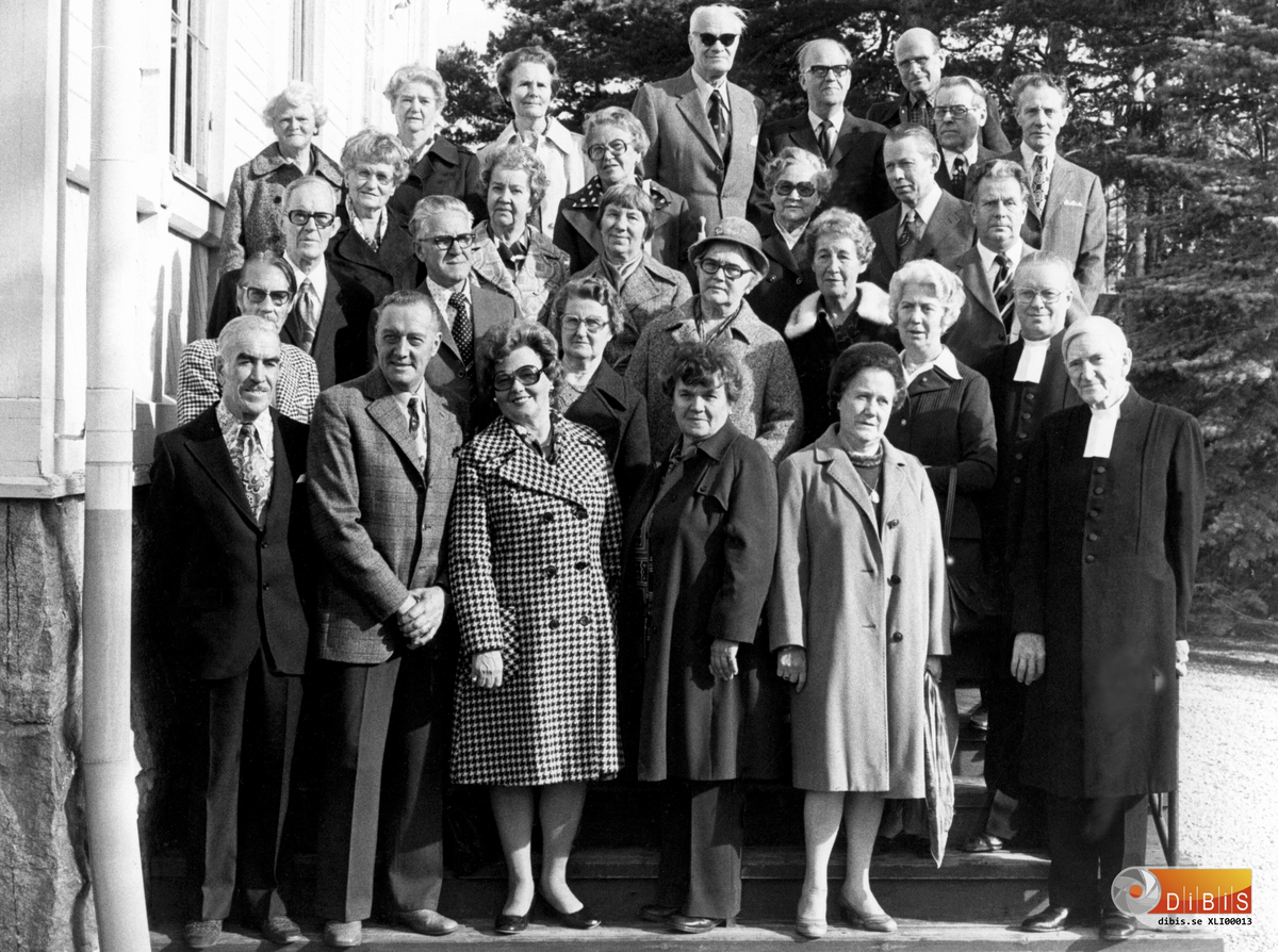50 års konfirmationsjubileum år 1976 i Ljusne. Konfirmationen skedde 1926 och konfirmanderna var födda främst 1911.
Med på bilden är:
Erik Sandelin
Alvar Adamsson
Ragnar Berglund
Erik Forsberg
Sven Lindgren
Gustav Löfgren
Gunnar Sundquist
Fabian Ziljadt
Helge Ögren
Helge Karlsson
Helge Nylander
Evald Lindgren
Anna Nilsson f. Anna Forsell
Birgit Johansson f. Birgit Frykberg
Tora Berglund f. Tora Hedberg
Lisa Magnusson f. Lisa Jonsson
Olga Florin f. Olga Lundgren
Inez Hansson f. Inez Nordgren
Olga Hammarström f. Olga Pettersson
Ingrid Ellner f. Ingrid Rydstrand
Sigrid Knapp
Maj Hansson f. Maj Karlsson
Linneá Adamsson f. Linnea Nilsson
Dagmar Wetterskog f. Dagmar Larsson
Alfhild Lingman f. Alfhild Pettersson
Elsa Persson f. Elsa Hellström
Ellen Maria Wiklund f. Ellen Maria Johansson.