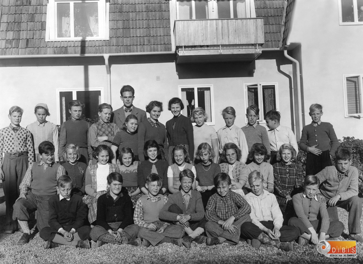 Skolklass 6 vid Centralskolan i Ljusne hösten 1951. I bakgrunden "Sämjan" lärarbostäder.

Främre raden från vänster:
1.  Bengt-Olof Forslund,
2.  Karl-Gunnar Granlund
3.  Alf Lindeberg
4.  Göte Gustafsson,
5.  Dan Molin
6.  Sören Lindgren
7.  Sten Vestlund

Mellanraden från vänster:
1.  Sven-Åke Englund (knästående)
2.  Maj-Britt Engberg
3.  Ebba Källström
4.  Ulla Sundström
5.  Gerd Cahlman
6.  Inger Carlsson
7.  Britta Karlsson,
8.  Kerstin Nordahl
9.  Siv Söderman
10. Margareta Moberg,
11. Olle Larsson (knästående)

Bakre raden från vänster:
1.  Bo Ekbladh
2.  Ingvar Hedberg
3.  Kaj Love Berglund
4.  Gunnar Karlberg
5.  Gunilla Obbarius
6.  Anne-Marie Sandqvist
7.  Björg Lystad
8.  Birgit Dragon
9.  Rolf Laurell
10. Bertil  Melin,
11.Jan Holmström
12. Rolf Wallström

Lärare är Ludvig Lundgren