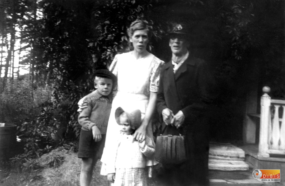 Flicka är Margareta Lindgren
Från vänster:
1.  Sören Lindgren
2.  Greta Lindgren
3.  Johanna Lovisa Ahlberg, Sandarne
