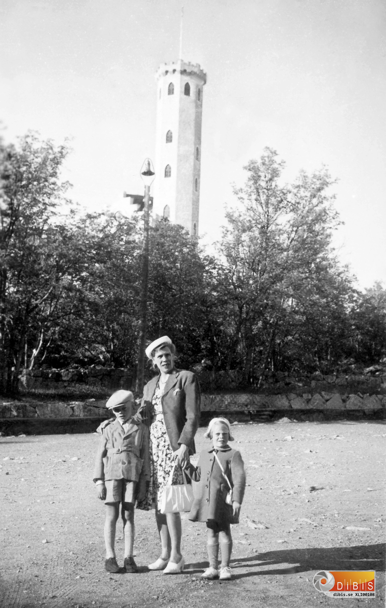 Från vänster:
1. Sören Lindgren,
2. Greta LIndgren
3.  Margareta Lindgren

i Söderhamn på Östraberget
