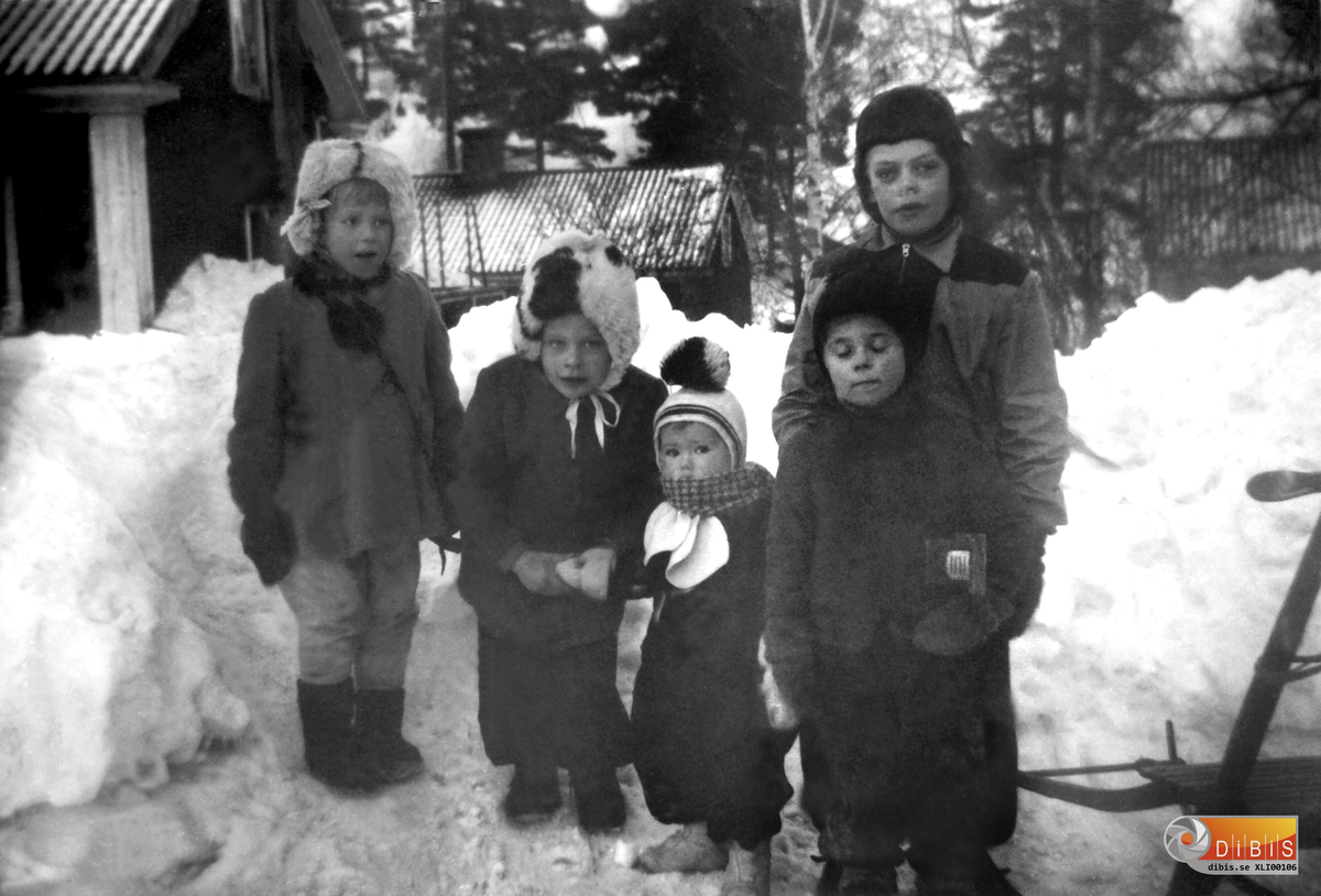 okänd, Margareta Lindgren, okänd, okänd.
Bakom står Sören Lindgren, på Mosebacke, Ljusne