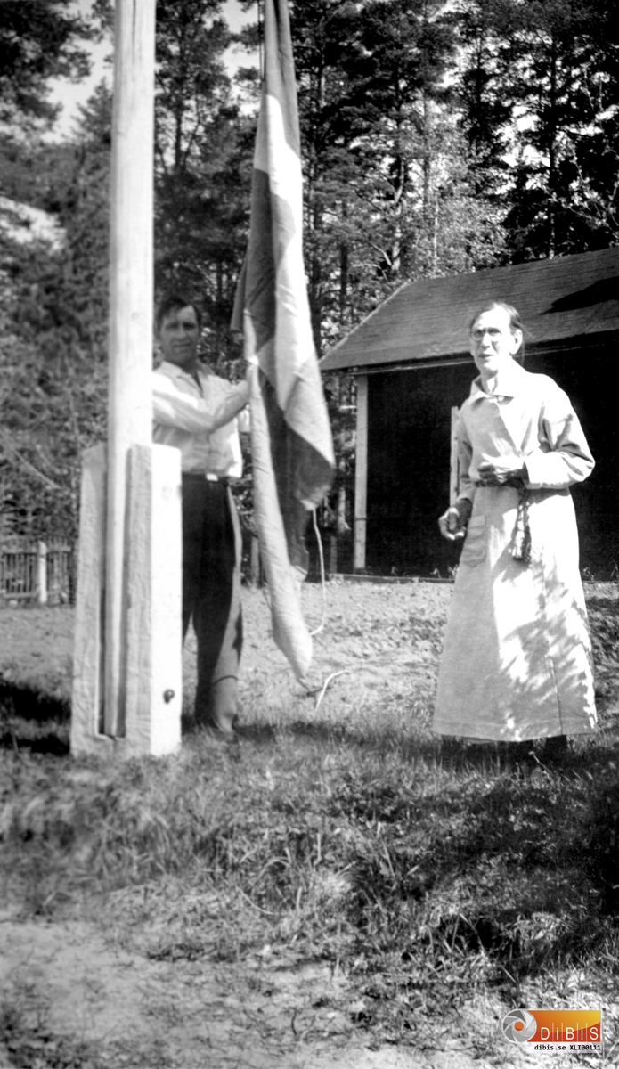 Flaggan hissas på Mors Dag 1947 av Sven Ahlberg för Johanna Lovisa Ahlberg