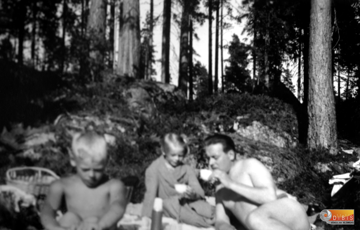 Från vänster:
1.  Sören Lindgren
2.  Margareta Lindgren
3.  Sven Lindgren

Tar en kaffepaus.