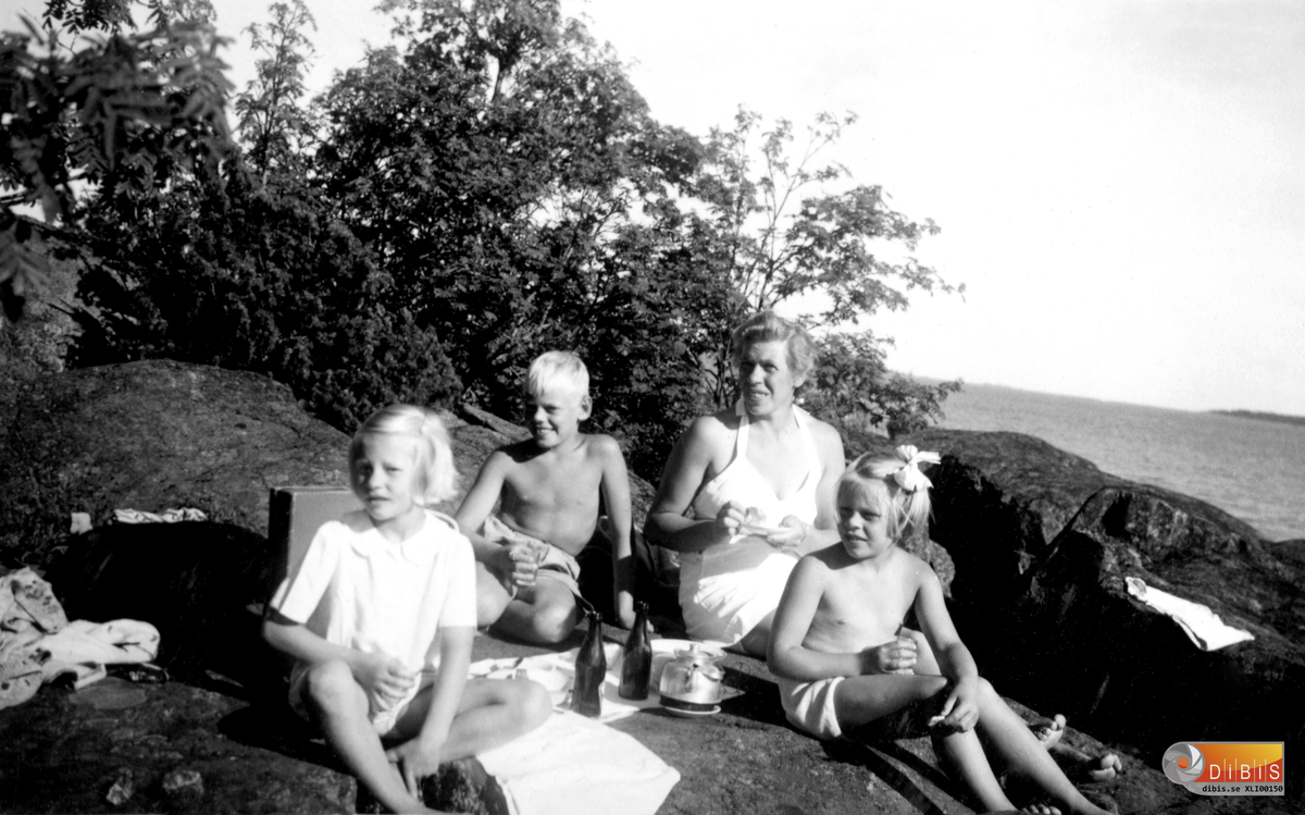Från vänster:
1.  okänd
2.  Sören Lindgren
3.  Greta Lindgren
4.  Margareta Lindgren