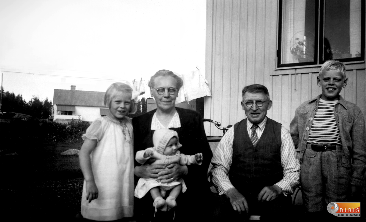 Från vänster:
1.  Margareta Lindgren
2.  Emma Matilda Lindgren, med okänt barn i knä
3.  Frans Ulrik Lindgren
4.  Sören Lindgren