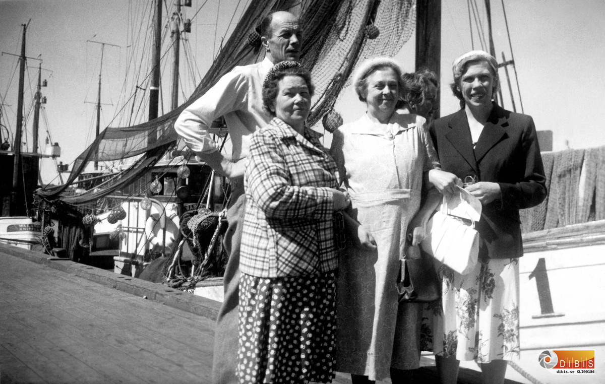 I fiskehamnen i Göteborg

Kvinnan längst till höger är Greta Lindgren