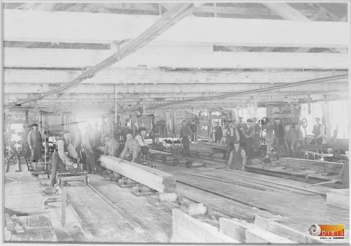 Interiör från sågverket i Marma omkring 1912.