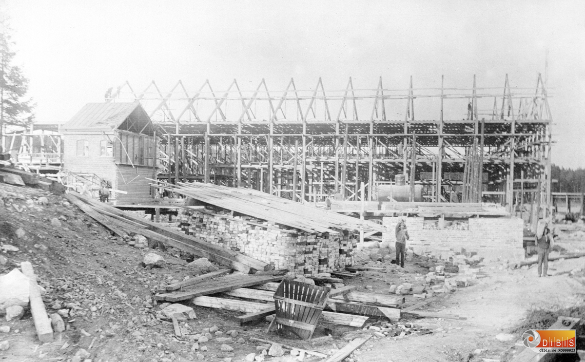 Oskar B skriver;
Måndag eftermiddag kl halv 6, den 13 maj 1915 fotograferade jag detta vid sågverksbygget på Marma från västra sidan.