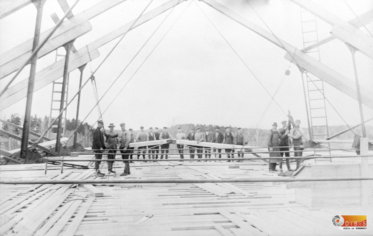 Fotogrefen Oskar B skriver;
De första takstolarna reses 1 apr 1915. Min Broder Erik stå längst till vänster längst fram.