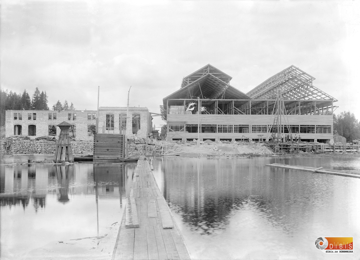 Sågverksbygget sett från sjösidan på sommaren 1915.