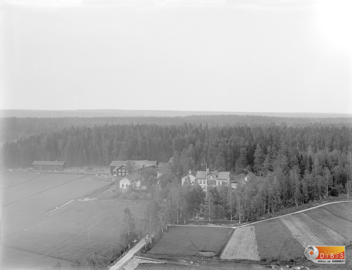 Oskar B skriver på baksidan av sitt kort;
Denna vy av Marma herrgård fotograferade jag tisdagskväll den 13 juli 1915 kl mellan 6 o ½7.
Wyn är tagen från den nyuppförda skorstenen till det sågverk som nu är under uppförande på Marma. Wid detta tillfälle var skorstenen 49.½ meter, fullt färdig blir den 52.½ meter. En skorstensmurare Sigurd Lindgren bar upp kameran åt mig.

Bortom Herrgården och dess park, tar skogen vid, endast det hus som idag 2007 ägs av Helmer och Ingrid Sköld existerar, längre bort finns en del torp båtsmanstorpet Myssjas och några gårdar i Nilsby samt några torp på det område som 1930 blir egnahemsområdet Marmaskogen och den väg som idag 2007 heter Gamla Marmavägen är den enda vägen till Kinstaby och förblir så fram till 1931-32.