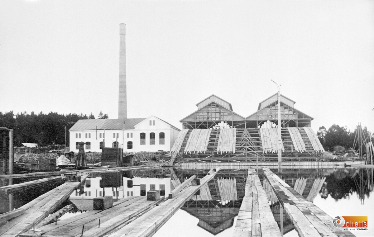 Marma sågverk, på senhösten 1915 var det mesta klart utvändigt, Marma II ligger vid kaj, men kerattbanorna är inte på plats.