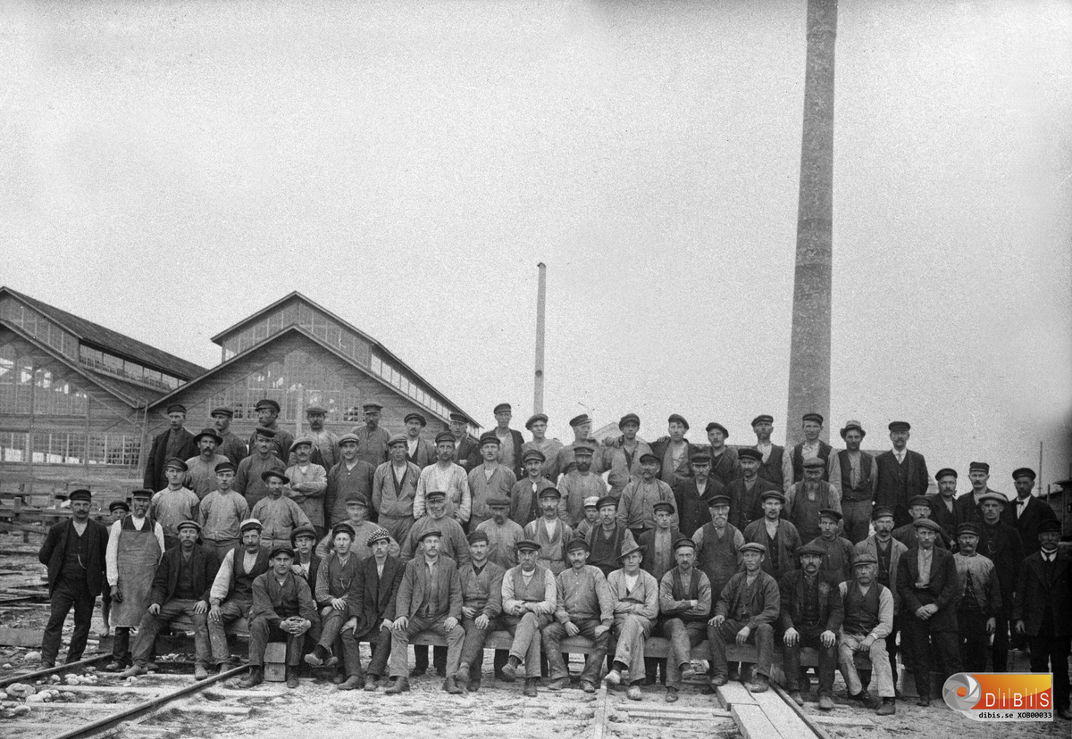 Arbetsstyrkan vid sågverksbygget i Marma 1915.