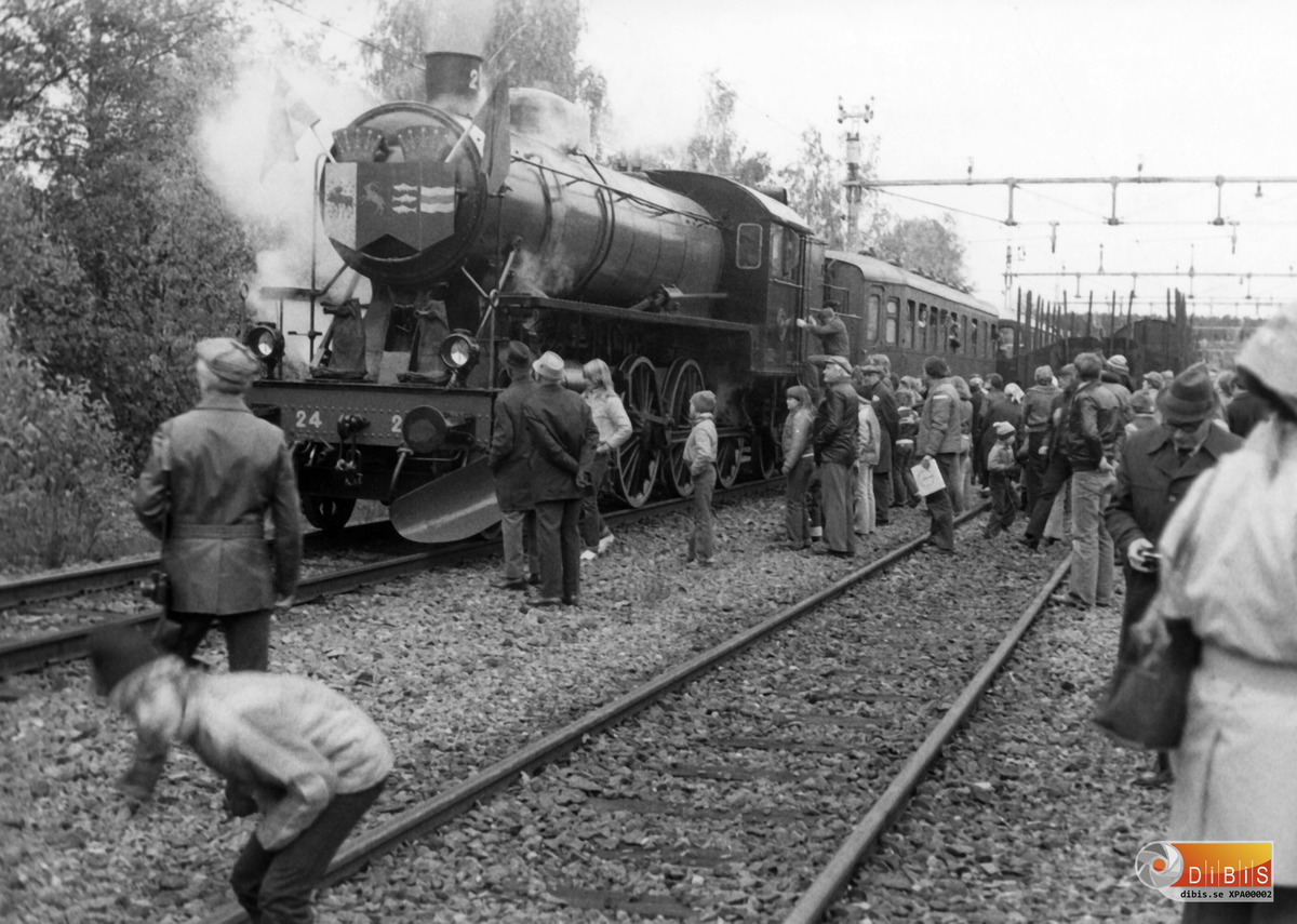 2-10 1977
Oskustbanan 50 år. Här har jubileumståget stannat vid Ljusne station. Banan invigdes 31 Okt 1927.
Detta tåg, OKB H 24 tillverkades på Motala Verkstad 1928.