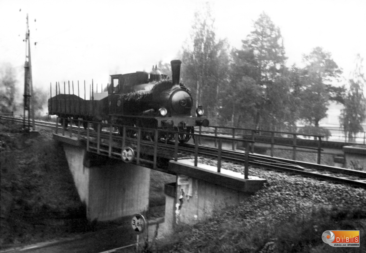 Ångloket Thyr på sin färd till Nässjö där det blir museiföremål. Det har trafikerat sträckan Sandarne – Askesta sedan 1908. Här passerar loket viadukten vid Myrbacka i Ljusne.